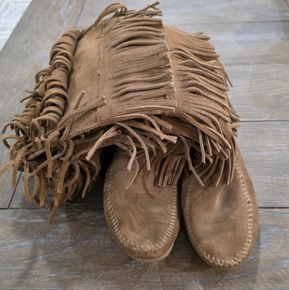 Minnetonka Five Layer Fringe Boots, Women's Size 8 - Picture 4 of 6